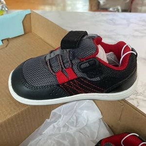 Stride Rite 360 Sr Keegan sneaker with Dual Fit Technology. Size 5.5M